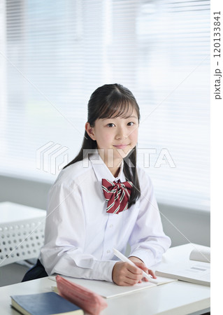 教室で授業を受ける女子中学生 120133841