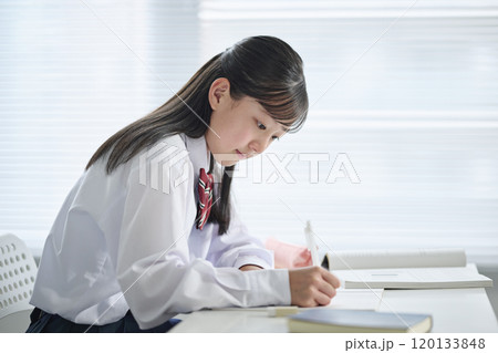 教室で授業を受ける女子中学生 120133848