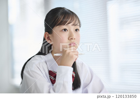 教室で授業を受ける女子中学生 教室で授業を受ける女子中学生 120133850