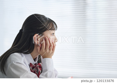 教室で考え事をする女子中学生 120133876