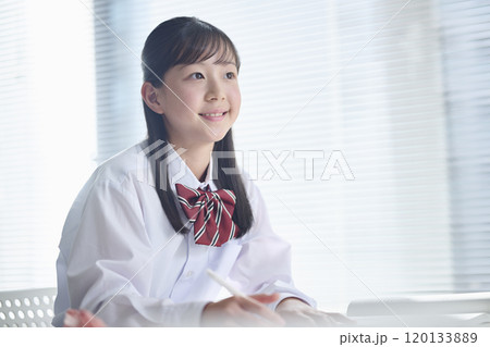 教室で授業を受ける女子中学生 教室で授業を受ける女子中学生 120133889