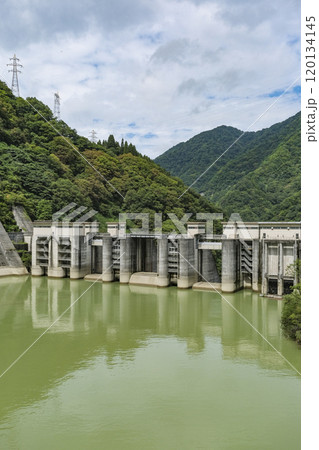 黒部川水系唯一の多目的ダムである宇奈月ダム 120134145