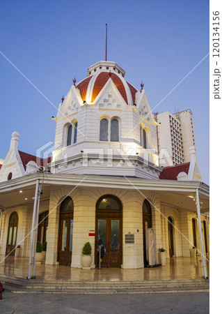 スラバヤ中心部にあるインドネシア様式の建築物 120134156