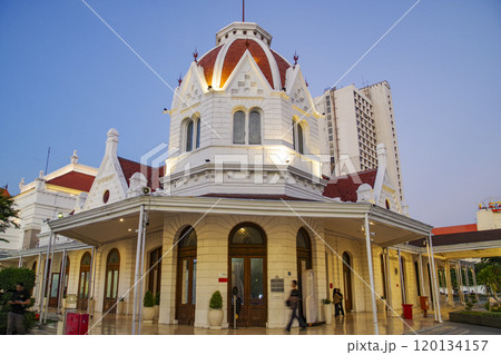 スラバヤ中心部にあるインドネシア様式の建築物 120134157