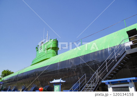 スラバヤの中心地にある潜水艦モニュメント 120134158