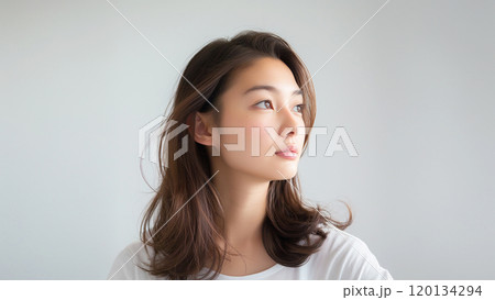 透明感のある横顔の女性のポートレート 120134294
