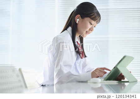 タブレット端末で授業を受ける女子中学生 タブレット端末で授業を受ける女子中学生 120134341