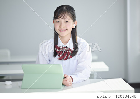 タブレット端末で授業を受ける女子中学生 タブレット端末で授業を受ける女子中学生 120134349