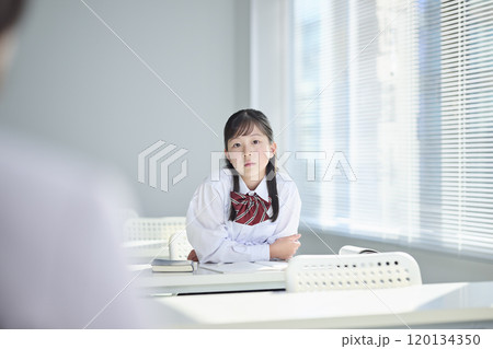 授業で手を挙げる女子中学生 120134350