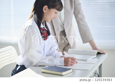 塾講師に勉強を教わる女子中学生 塾講師に勉強を教わる女子中学生 120134363