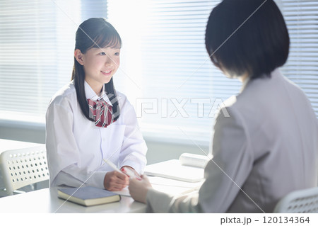 塾講師に勉強を教わる女子中学生 塾講師に勉強を教わる女子中学生 120134364