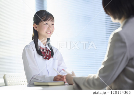 塾講師に勉強を教わる女子中学生 120134366