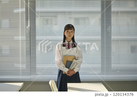 夕方の教室にいる女子中学生 120134376