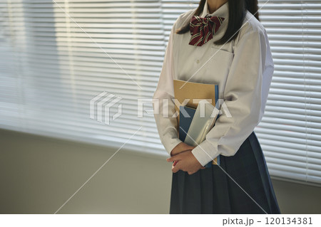 夕方の教室にいる女子中学生 夕方の教室にいる女子中学生 120134381