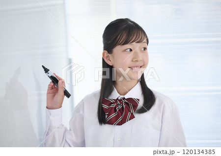 授業で発表をする女子中学生 授業で発表をする女子中学生 120134385