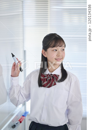 授業で発表をする女子中学生 授業で発表をする女子中学生 120134386