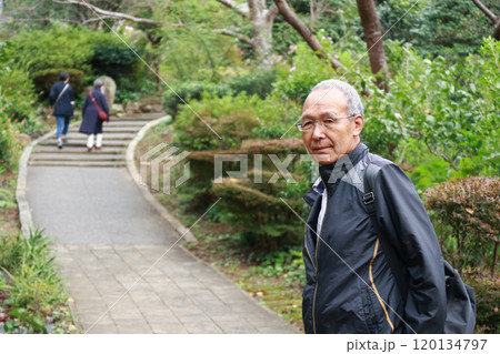 旅行　シニア男性 120134797