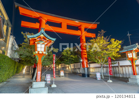 夜の伏見稲荷大社　大鳥居 120134811