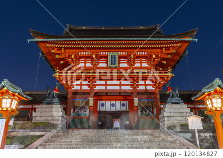 夜の伏見稲荷大社　楼門 120134827