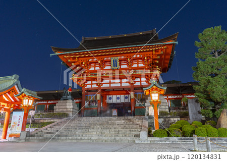 夜の伏見稲荷大社 楼門 夜の伏見稲荷大社 楼門 120134831