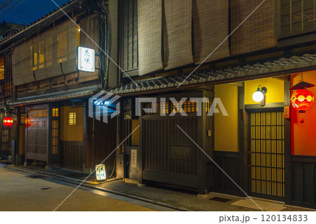 夜の祇園の風情ある街並み 夜の祇園の風情ある街並み 120134833