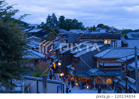 霊山護國神社参道から二年坂を見下ろす　薄暮 120134834