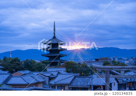 くもり空の隙間から夕日が差し込む八坂の塔 120134835