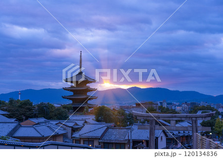 くもり空の隙間から夕日が差し込む八坂の塔 くもり空の隙間から夕日が差し込む八坂の塔 120134836