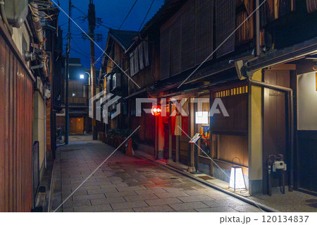 夜の祇園の風情ある街並み 夜の祇園の風情ある街並み 120134837