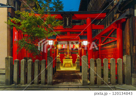 夜の祇園 有楽稲荷大明神(織田稲荷) 夜の祇園 有楽稲荷大明神(織田稲荷) 120134843