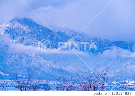 【冬素材】冬の松本平と雲のかかった北アルプス【長野県】 120134927