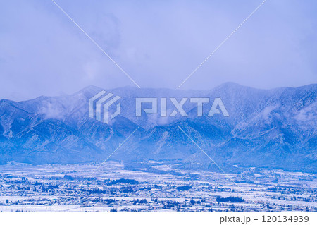 【冬素材】冬の松本平と雲のかかった北アルプス【長野県】 120134939