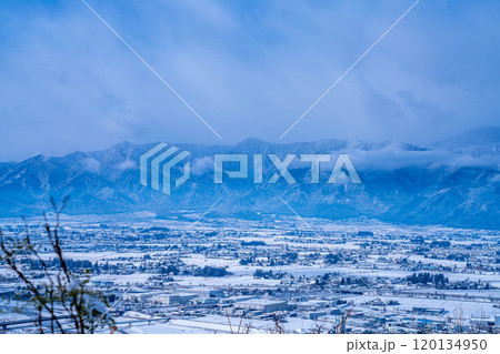 【冬素材】冬の松本平と雲のかかった北アルプス【長野県】 120134950