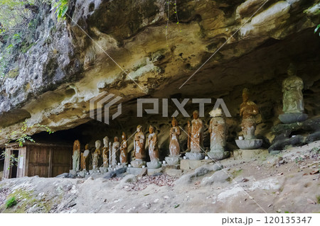埼玉県　法性寺（お船観音）の岩穴に並ぶ十三佛【ジオパーク秩父・秩父札所】 120135347