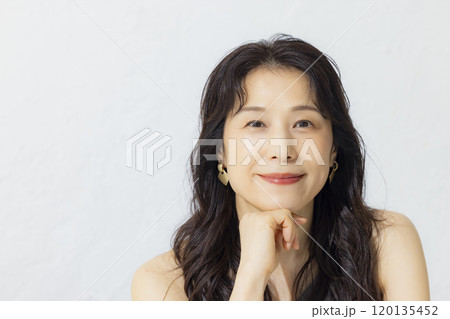 ミドル女性のビューティイメージ ミドル女性のビューティイメージ 120135452