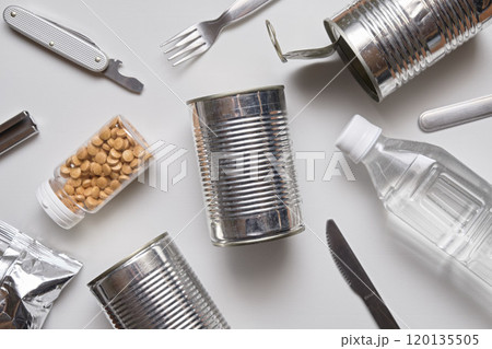 白背景の上の備蓄食料の缶詰 白背景の上の備蓄食料の缶詰 120135505