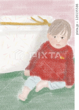 大きなプレゼントボックスの前に座る女の子の幼児 120135586