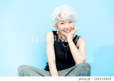シニア女性のポートレート シニア女性のポートレート 120135603