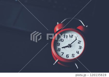 赤い目覚まし時計とコピースペース 120135619