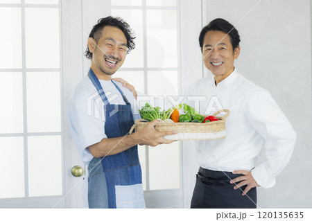 レストランに食材を届ける生産者 120135635