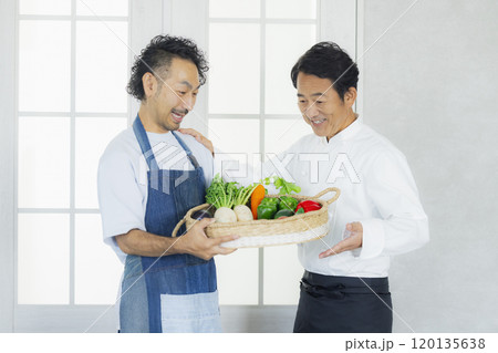 レストランに食材を届ける生産者 120135638