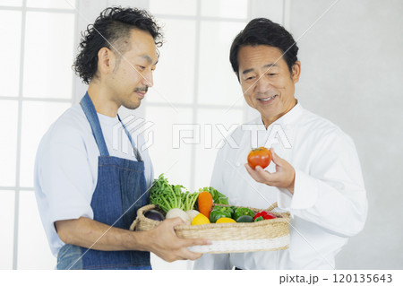 レストランに食材を届ける生産者 120135643