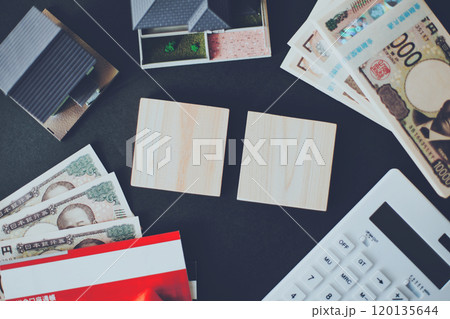 木製ブロックとお金 ビジネスイメージ 120135644