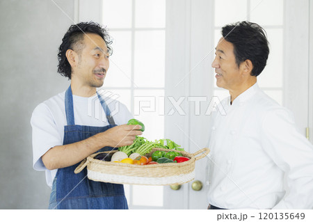 レストランに食材を届ける生産者 120135649