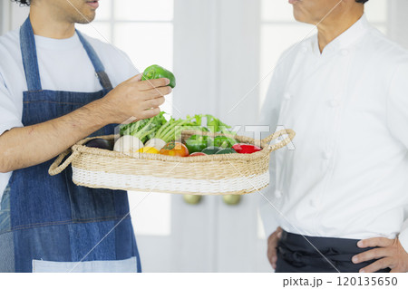レストランに食材を届ける生産者 120135650