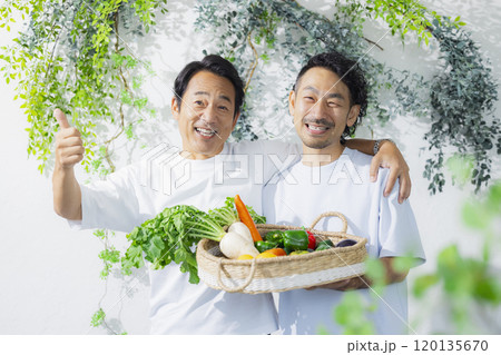 新鮮な野菜と笑顔の男性 120135670