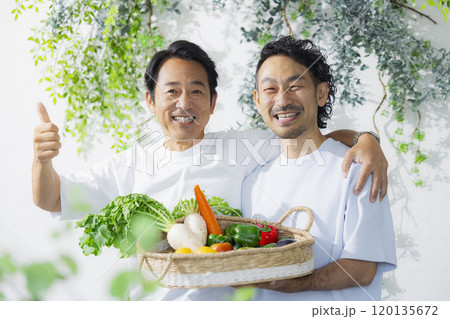 新鮮な野菜と笑顔の男性 120135672