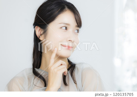 オフィスで振り向くビジネスウーマン オフィスで振り向くビジネスウーマン 120135705