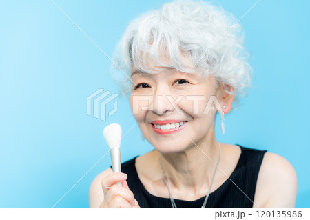 シニア女性の美容イメージ シニア女性の美容イメージ 120135986