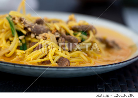 Chiang mai curry noodles, asian spicy egg pasta with meat, curried noodle soup Khao Soi or Khao Sawy, thai?food 120136290